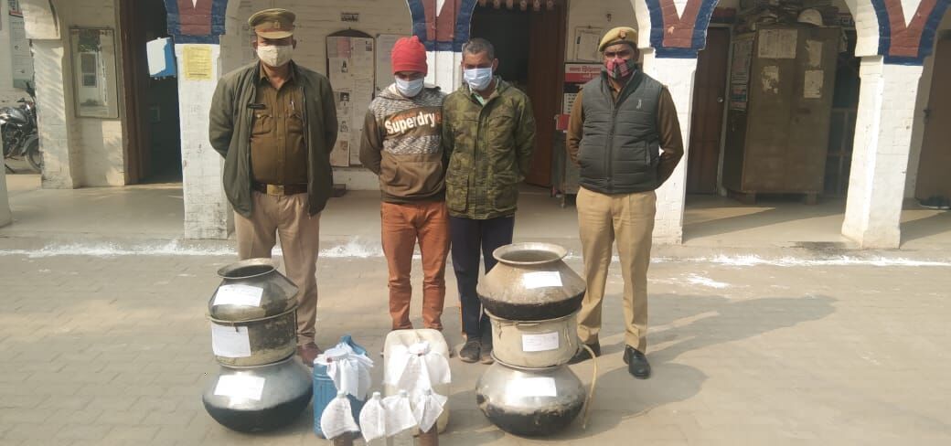 छापेमारी कर पुलिस ने दबोचें दो शराब तस्कर