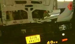 बेकाबू ट्रक ने ई-रिक्शा को मारी टक्कर , 9 लोग घायल बेकाबू ट्रक ने ई-रिक्शा को मारी टक्कर , 9 लोग घायल