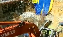 निर्माणाधीन मकान की अचानक गिरी दीवार, एक की मौत, 3 घायल