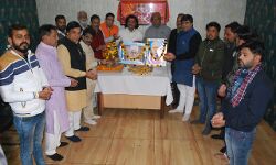 समाजसेवी मनीष चौधरी ने फूलमाला पहनाकर किया अभिनंदन समाजसेवी मनीष चौधरी ने फूलमाला पहनाकर किया अभिनंदन