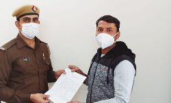 साइबर सेल ने ठगी हुई रकम पीड़ित को कराई वापस- SP ने दिया इनाम साइबर सेल ने ठगी हुई रकम पीड़ित को कराई वापस- SP ने दिया इनाम