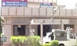 महिला बैंककर्मी से लूटपाट करने के बाद रेप की कोशिश महिला बैंककर्मी से लूटपाट करने के बाद रेप की कोशिश