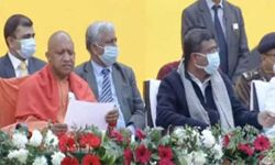 युवाओं के भविष्य के साथ खिलवाड़ करने वालों को नहीं बख्शेंगे- योगी युवाओं के भविष्य के साथ खिलवाड़ करने वालों को नहीं बख्शेंगे- योगी