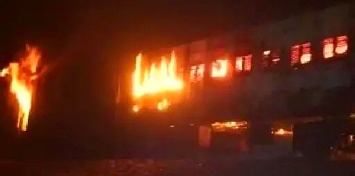 चलती फर्रुखाबाद कासगंज एक्सप्रेस में लगी आग,कई सवारी आई आग की चपेट में