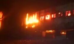 चलती फर्रुखाबाद कासगंज एक्सप्रेस में लगी आग,कई सवारी आई आग की चपेट में चलती फर्रुखाबाद कासगंज एक्सप्रेस में लगी आग,कई सवारी आई आग की चपेट में