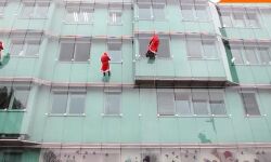 चिकित्सालय में एडमिट बच्चों को खिड़की से देने आया संता गिफ्ट चिकित्सालय में एडमिट बच्चों को खिड़की से देने आया संता गिफ्ट