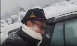 भारी बर्फ़बारी के बीच फंसी मंत्री की कार - मंत्री ने किया ये काम भारी बर्फ़बारी के बीच फंसी मंत्री की कार - मंत्री ने किया ये काम