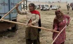 जेपी नड्डा की रैली के बाद महिलाओं ने उखाड़ी होर्डिंग्स जेपी नड्डा की रैली के बाद महिलाओं ने उखाड़ी होर्डिंग्स