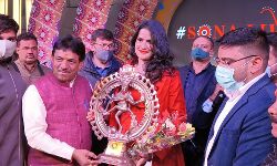 बॉलीवुड गायिका सोना महापात्रा के गानो ने मुज़फ्फरनगर में मचाई धूम बॉलीवुड गायिका सोना महापात्रा के गानो ने मुज़फ्फरनगर में मचाई धूम