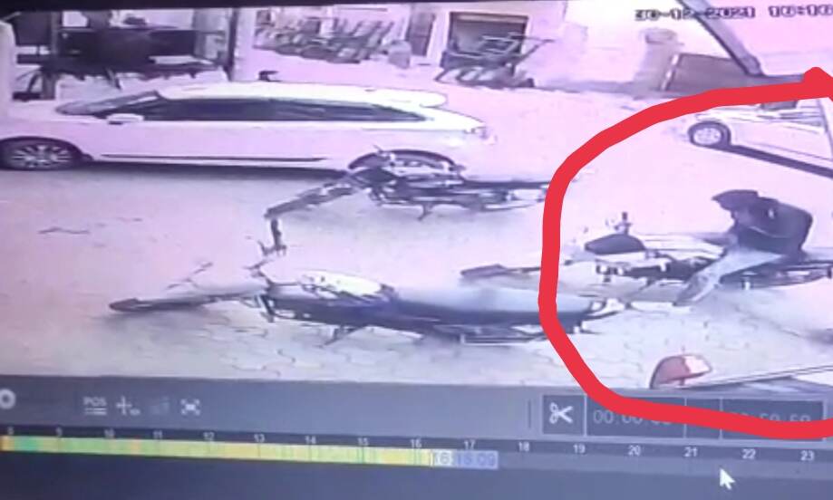 दोस्त की मांगकर लाया बाइक हुई चोरी- चोर CCTV कैमरे में हुआ कैद