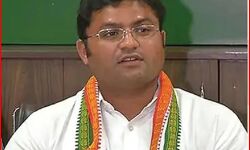 बिजली फूंककर बिल नहीं देने वाले पूर्व सांसद को कनेक्शन काटने की चेतावनी बिजली फूंककर बिल नहीं देने वाले पूर्व सांसद को कनेक्शन काटने की चेतावनी