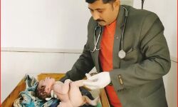 महिला ने तीन पैर वाले विचित्र बच्चे को दिया जन्म-जच्चा एवं बच्चा स्वस्थ महिला ने तीन पैर वाले विचित्र बच्चे को दिया जन्म-जच्चा एवं बच्चा स्वस्थ