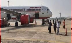 एयरपोर्ट पर बम की सूचना पर अलर्ट-यात्री रोके गए बाहर एयरपोर्ट पर बम की सूचना पर अलर्ट-यात्री रोके गए बाहर