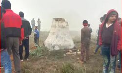 सोने चांदी के बजाय अंबेडकर की प्रतिमा को ही उखाड़ ले गए चोर सोने चांदी के बजाय अंबेडकर की प्रतिमा को ही उखाड़ ले गए चोर