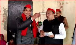 सपा दफ्तर पर हुआ हंगामा-कार्यकर्ता ने सपा नेताओं को भेंट की चूड़ियां सपा दफ्तर पर हुआ हंगामा-कार्यकर्ता ने सपा नेताओं को भेंट की चूड़ियां