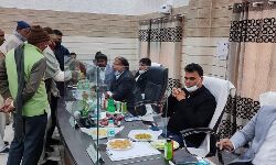 DM बोले हम हैं जनसेवक- फरियादियों की समस्याओं को सुनकर करें समाधान DM बोले हम हैं जनसेवक- फरियादियों की समस्याओं को सुनकर करें समाधान