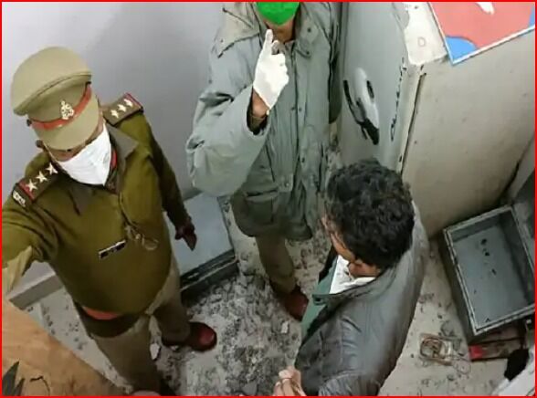 छत काटकर बैंक में घुसे चोरों को नहीं मिले नोट तो सिक्को से ही चलाया काम