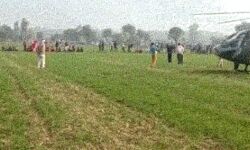 खराबी के बाद हेलिकॉप्टर की खेत में हुई लैंडिंग- ग्रामीणों की लगी भीड़ खराबी के बाद हेलिकॉप्टर की खेत में हुई लैंडिंग- ग्रामीणों की लगी भीड़