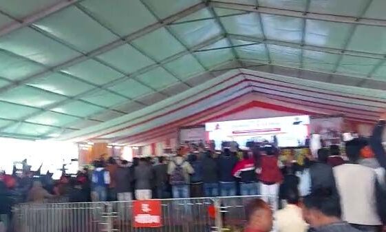 योगी योगी के नारों से गूंजता रहा पंडाल