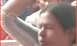 PM को काला झंडा दिखाने वाली महिला का कार रोककर किया यह हाल PM को काला झंडा दिखाने वाली महिला का कार रोककर किया यह हाल