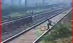 मौत भी दे गई दगा-ट्रैक पर लेटे व्यक्ति को देख कुछ मीटर पहले थम गई मौत मौत भी दे गई दगा-ट्रैक पर लेटे व्यक्ति को देख कुछ मीटर पहले थम गई मौत