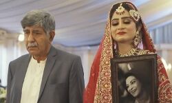 हाथ में फोटो लेकर मंडप में रोती रही दुल्हन- अन्य लोग भी हुए भावुक हाथ में फोटो लेकर मंडप में रोती रही दुल्हन- अन्य लोग भी हुए भावुक