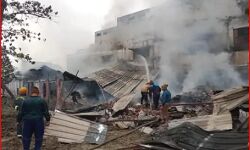 ब्रेड फैक्ट्री में लगी आग-फंसे मजदूर,एसएसपी एवं सीएफओ ने संभाली कमान ब्रेड फैक्ट्री में लगी आग-फंसे मजदूर,एसएसपी एवं सीएफओ ने संभाली कमान