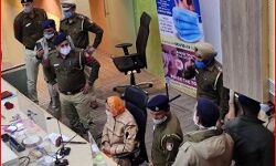 एक वोट से हारने के बाद भाजपा मेयर के माइक का तार निकाला-हुआ हंगामा