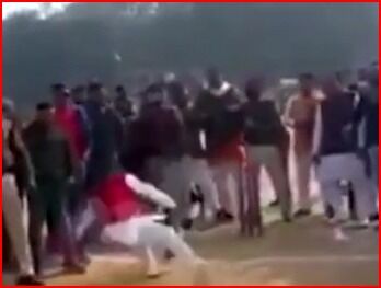 छक्कों की हैट्रिक लगाने के चक्कर में धड़ाम से गिरे सांसद छक्कों की हैट्रिक लगाने के चक्कर में धड़ाम से गिरे सांसद