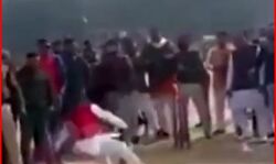 छक्कों की हैट्रिक लगाने के चक्कर में धड़ाम से गिरे सांसद छक्कों की हैट्रिक लगाने के चक्कर में धड़ाम से गिरे सांसद