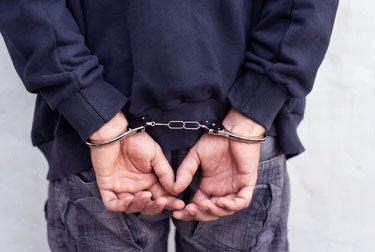 15 देशी पिस्तौल के साथ तिहाड़ जेल से छूटे आरोपी समेत तीन गिरफ्तार