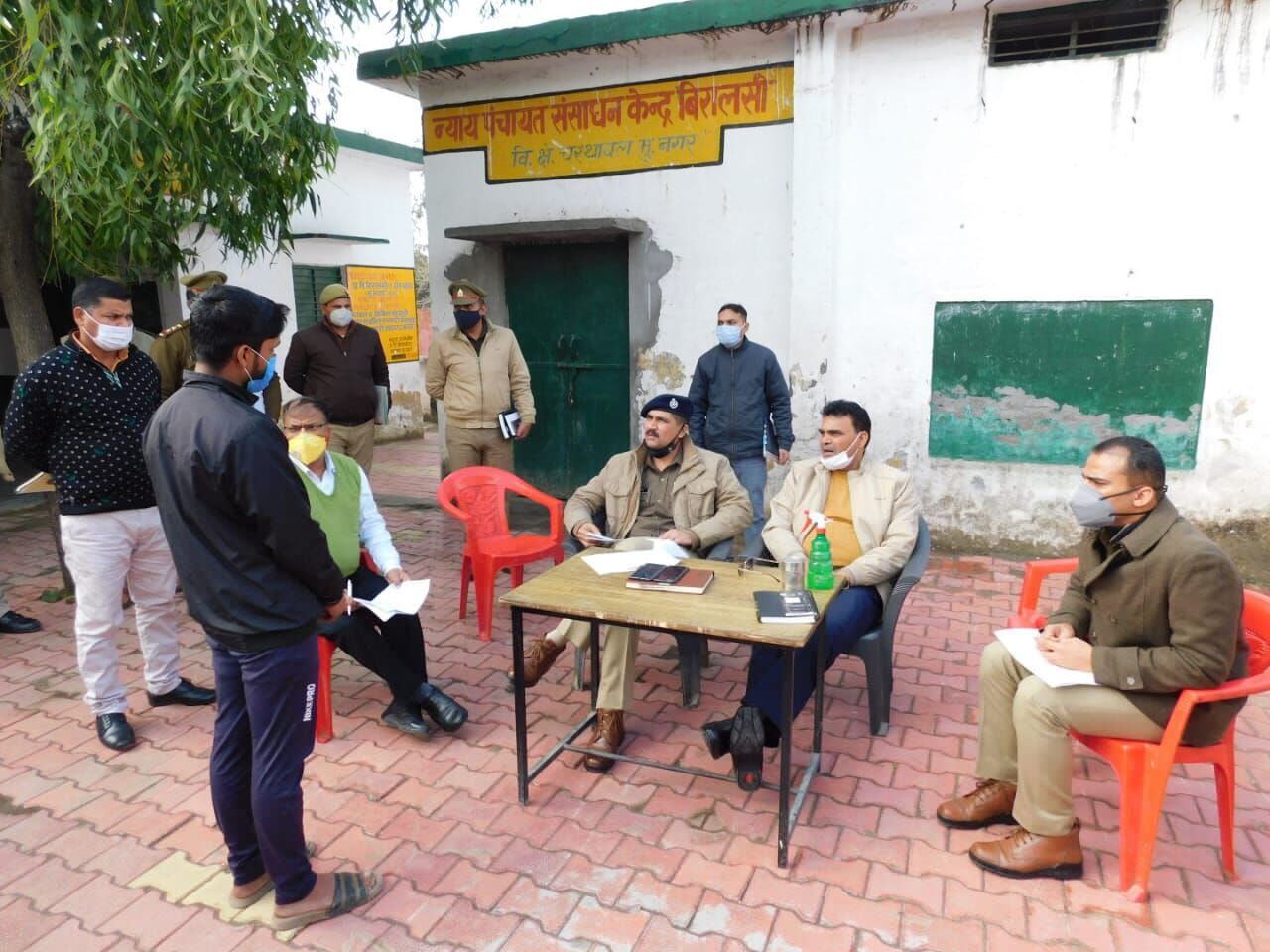 डीएम व एसएसपी ने ग्रामीणों संग बैठक कर असामाजिक तत्वों को दी वार्निंग डीएम व एसएसपी ने ग्रामीणों संग बैठक कर असामाजिक तत्वों को दी वार्निंग