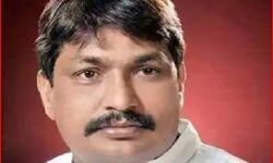 सीओ ने रोका पूर्व विधायक का काफिला-आचार संहिता उल्लंघन पर लगाई फटकार सीओ ने रोका पूर्व विधायक का काफिला-आचार संहिता उल्लंघन पर लगाई फटकार