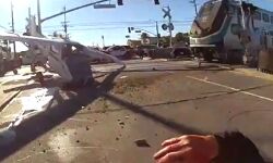 क्रेश होकर रेल पटरी गिरे प्लेन के वक्त ही आई ट्रेन- वीडियो वायरल