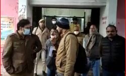 दिनदहाड़े गोली मारकर स्टांप वेंडर से लाखों की लूट-मचा हड़कंप दिनदहाड़े गोली मारकर स्टांप वेंडर से लाखों की लूट-मचा हड़कंप