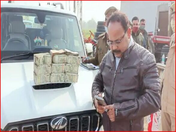तलाशी के दौरान कार के भीतर मिला इतने लाख की नगदी का जखीरा