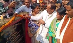 अखिलेश की तारीफ कर सुखिर्यो में थे दारा अखिलेश की तारीफ कर सुखिर्यो में थे दारा