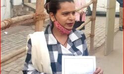 कलेक्ट्रेट पहुंची किन्नर ने खरीदा पर्चा -सपा एवं बसपा पर लगाए ऐसे आरोप कलेक्ट्रेट पहुंची किन्नर ने खरीदा पर्चा -सपा एवं बसपा पर लगाए ऐसे आरोप