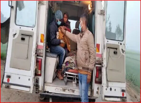 रास्ते में उठा तेज दर्द-एंबुलेंस कर्मियों ने महिला को करा दिया यह काम