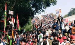 सपा कार्यालय में भीड़ जुटने पर चुनाव आयोग हुआ सख्त, थाना प्रभारी निलंबित सपा कार्यालय में भीड़ जुटने पर चुनाव आयोग हुआ सख्त, थाना प्रभारी निलंबित