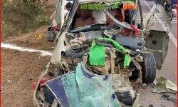 बस की टक्कर से कार के उड़े परखच्चे-बुआ भतीजों समेत 4 की मौत