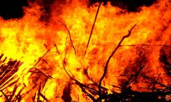 रेलवे के गोदाम में लगी आग- लाखों का हुआ नुकसान रेलवे के गोदाम में लगी आग- लाखों का हुआ नुकसान