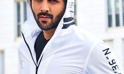 एक्टर संग सेल्फी लेने के लिए मन्नत के बाहर किया था इंतजार- कार्तिक एक्टर संग सेल्फी लेने के लिए मन्नत के बाहर किया था इंतजार- कार्तिक