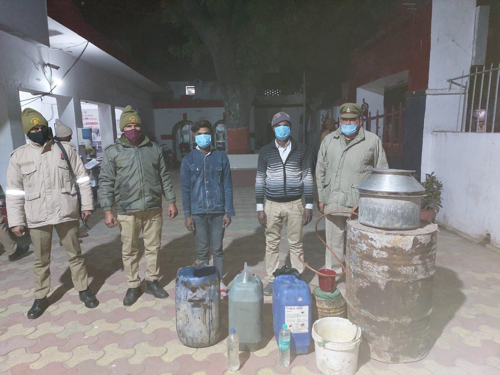 आरोपियों को अरेस्ट कर जब्त की अवैध शराब भट्टी