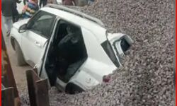 पत्थरों से लदा डंपर गाड़ियों पर पलटा- दबी कई कारें- मचा कोहराम