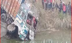 अनियंत्रित हुआ ट्रक नहर में समाया-ड्राइवर की मौत, खलासी गंभीर