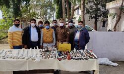 अवैध शस्त्र फैक्ट्री का भंडाफोड़ कर भारी मात्रा में किया असलहा बरामद अवैध शस्त्र फैक्ट्री का भंडाफोड़ कर भारी मात्रा में किया असलहा बरामद