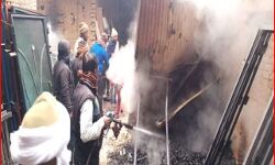 फर्नीचर गोदाम में लगी आग में मालिक भी झुलसा-मौके पर हुआ यह हाल फर्नीचर गोदाम में लगी आग में मालिक भी झुलसा-मौके पर हुआ यह हाल
