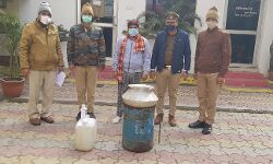 भट्टी में खदक रही शराब की खुशबू पुलिस तक पहुंची तो किया यह काम भट्टी में खदक रही शराब की खुशबू पुलिस तक पहुंची तो किया यह काम