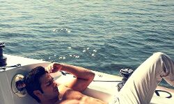 अभिनेता ने शेयर की शर्टलेस तस्वीर